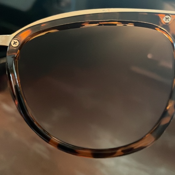 Oscar by Oscar del la Renta MOD 3080 215 brown tortoise sunglasses. main image 8